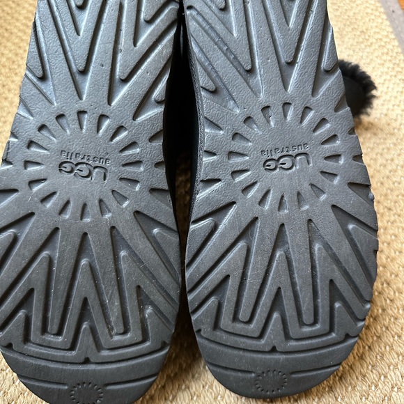 UGG black Bailey Button pull on boot.  size 10.  Boxed - Picture 13 of 14